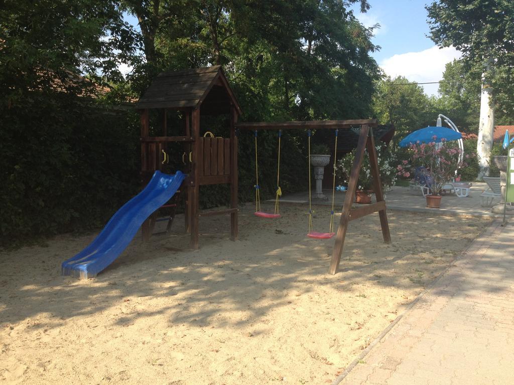 Hotel Family Balatonföldvár Extérieur photo